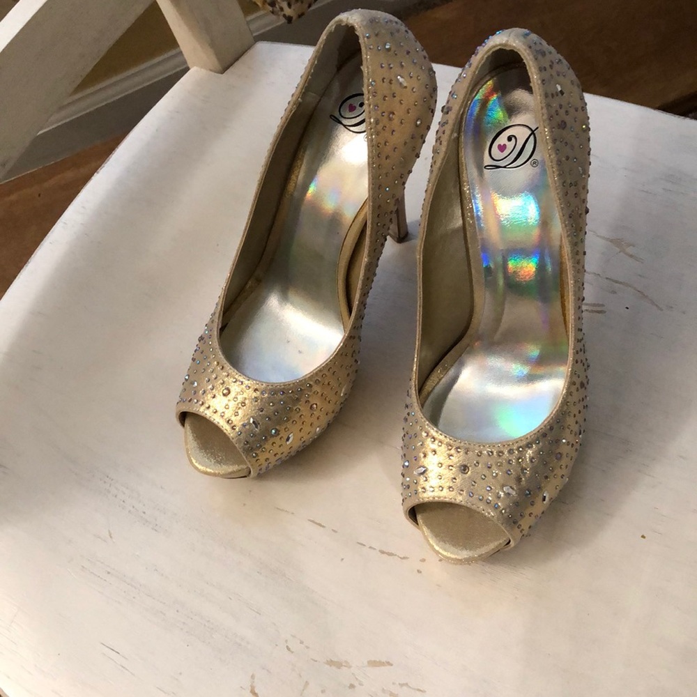 Heart in D gold shoes